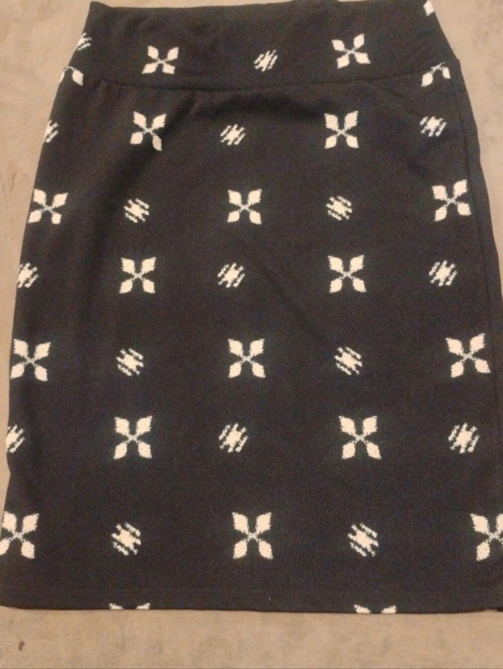 LuLaRoe Cassie Black & White Diamond Floral Print Pencil Skirt - XL